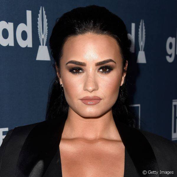 Que tal um pouco mais de drama e aquele tom sexy na produção? Inspire-se no look de Demi Lovato (Foto: Getty Images)